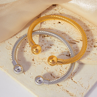 Bracelet élégant et tendance pour femme, minimaliste, géométrique, plaqué or/argent, avec perle en acier inoxydable torsadée, pour un usage quotidien