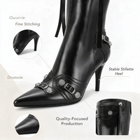 Bottes de créateur personnalisées OEM pour femmes, en cuir noir, hauteur genou, style motard audacieux, cloutées, à boucle, talon aiguille, collection automne-hiver, style punk