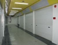 Porte roulante extérieure en aluminium résistante au vent, plaque d'aluminium épaisse, volet industriel lourd pour supermarché, style minimaliste