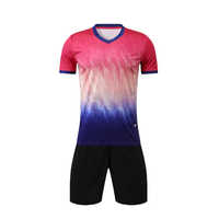 Maillots de football avec logo d'équipe, options personnalisables pour les noms d'équipe, les logos et les numéros de joueur, disponibles pour une expédition rapide