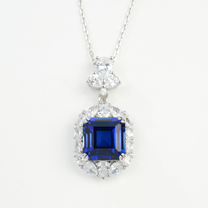 Collier de luxe léger en argent 925 avec pendentif saphir taille émeraude entouré de diamants pour femme - Product Image 1