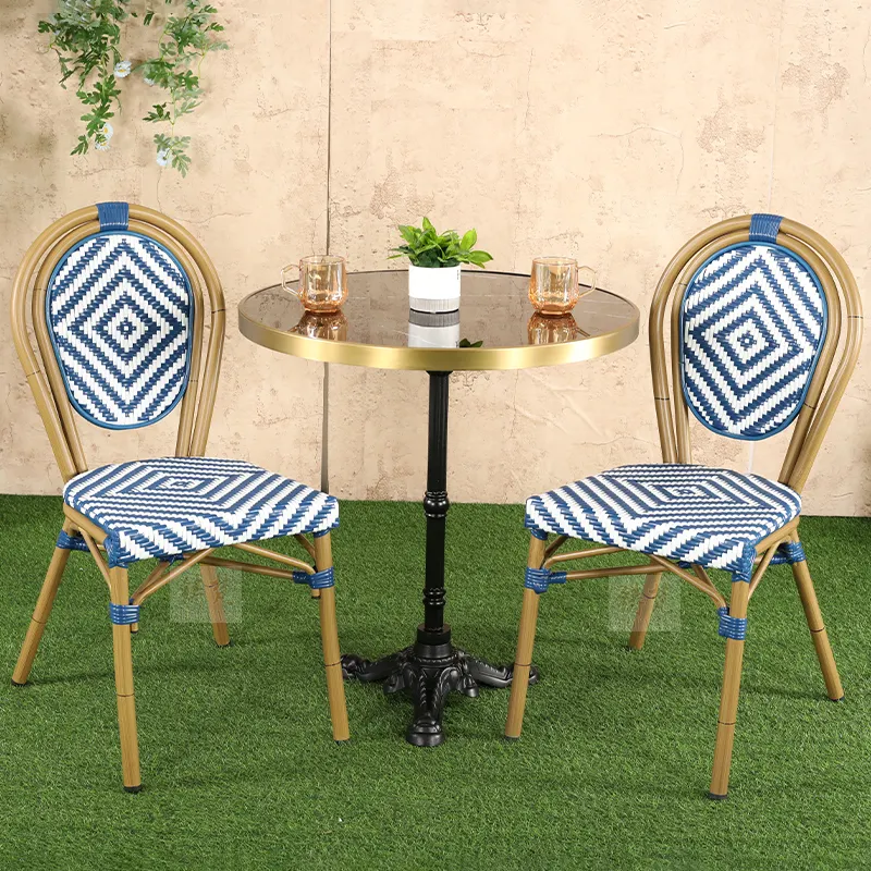 रतन बुने हुए कैफे की कुर्सियां फ्रेंच शैली नीली और सफेद रतन बुने वाली बिस्ट्रो कुर्सियां