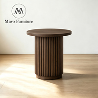 Table d'appoint ronde moderne avec piétement cylindrique cannelé, table de chevet en bois fini pour salon, coin canapé, hôtel