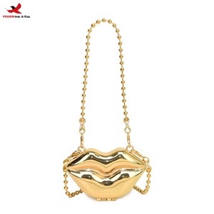 Bolso de Noche Mini Brillante de Metal Dorado con Forma de Labios y Cadena de Cuentas, Estilo 2026, a la Moda, RTS, Pedido Mixto al por Mayor - Product Image 1