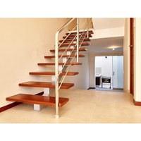 Escalier mono-rampe moderne, durable et écologique pour intérieur, avec garde-corps en verre et construction acier-bois, garantie 5 ans