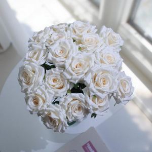 Rosas Artificiales Populares de 3 Cabezas, Hechas a Mano, Realistas, de Seda Blanca, con Tacto Real - Flores de Lujo para Graduación, Navidad, Año Nuevo - Product Image 3