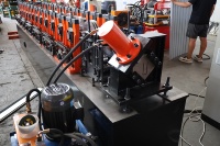 Machine automatique de formage à froid de profilés en acier pour rails de guidage de portes à enroulement en U