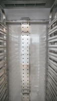 Réfrigérateur vertical industriel à passage direct avec étagères amovibles, permettant de laisser les aliments à température ambiante