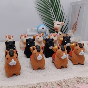 Figurine de cheval <span class=keywords><strong>en</strong></span> <span class=keywords><strong>bois</strong></span> rustique super mignonne, design minimaliste, porte-bonheur, apporte richesse, succès et chance, idéal pour l'année du Cheval, nouveauté. - Product Image 3