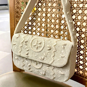 Sac à main rectangulaire durable en polyester brodé de perles de verre faites à la main avec motif floral et broderie blanche pour usage quotidien - Product Image 1