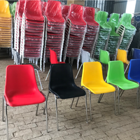 Chaises d'école ergonomiques empilables en plastique pour étudiants, avec pieds en métal, pour salles de formation, salles de classe et concerts - Vente en gros