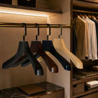 Cintre à costume robuste et large pour la maison, les boutiques et les grands magasins, design personnalisé