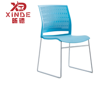 Chaise de bureau ergonomique personnalisée à succès avec structure en PP, base en acier et dossier en maille, style chaise de direction, en stock