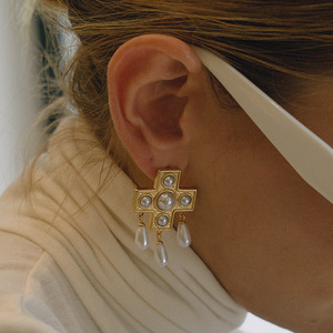 Boucles d'oreilles en acier inoxydable style Old Money, martelées, avec croix dorée et pompon de perles, haute couture, cadeau idéal - Product Image 4