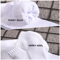 Chaussettes de sport en coton blanc brodé avec logo personnalisé pour hommes, idéales pour la gym et le fitness (vente en gros)