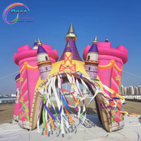 Porte de château gonflable rose avec tours pour fêtes d'enfants, décoration d'événements commerciaux, accessoire de spectacle