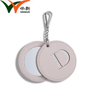 Espejo de mano redondo hueco de PU blanco con llavero, estilo moderno - Product Image 4