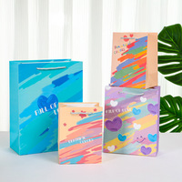 Sacs cadeaux colorés avec poignées en corde, sacs shopping en papier à motifs pinceaux et cœurs pour cadeaux d'anniversaire, de mariage et de fêtes