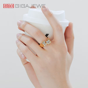 Anillo de Moissanita Personalizado con Doble Inicial |   Anillo con Letra Personalizada de 2 Quilates en Plata de Ley |   Joyería con Nombre para Regalo - Product Image 6