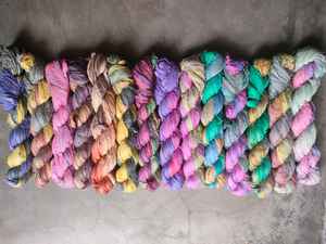 Rubans de soie sari teintés sur mesure en couleurs assorties en soie sari recyclée idéale pour la revente - Product Image 2