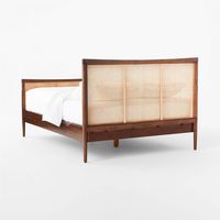 Lit Queen contemporain en cannage naturel avec cadre en bois massif et tête de lit en cannage tressé, lit plateforme pour une utilisation élégante dans une chambre à coucher.