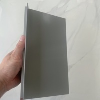 Lamelle verticale moderne en aluminium de 2,0 mm d'épaisseur pour l'extérieur, idéale pour les hôtels et les entrepôts