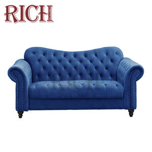 أريكة تشيسترفيلد فاخرة لغرفة المعيشة والفنادق، مصنوعة من قماش مخملي عالي الجودة بظهر على شكل جمل، مع تنجيد عميق ومسند للقدمين، مناسبة للفيلات - Product Image 2