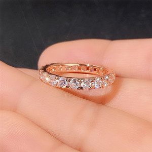Anello da Donna con Zirconi Cubici Rotondi Stile Eternity, Gioiello alla Moda - Product Image 4