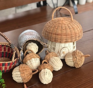 Jouet en rotin en forme de maison de champignon et hochets - Product Image 1