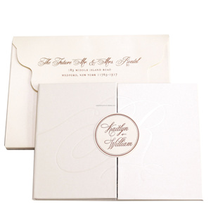 Impresiona a tus Invitados con una Invitación Personalizada en Formato de Folleto de Tapa Dura con Solapa Blanca, Detalles en Dorado y Forro de Terciopelo Rojo Borgoña - Product Image 6