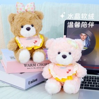Boneka Teddy Bear Plushie Emma Support Plushie Custom Factory Kawaii dengan Bib Renda dan Pita, Boneka Hewan Berbulu Keriting, Tersedia untuk Hadiah Ulang Tahun