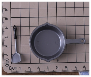 Casa de muñecas para niños y niñas, accesorios de cocina realistas, sartén artesanal de resina, espátula para freír, juguete de comida de cocina - Product Image 3