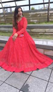 Nuevo Conjunto de Fiesta con Vestido Anarkali, Dupatta y Pantalón, Seda Tabby Pesada con Estampado Digital, con Borlas y Mangas Abullonadas - Product Image 4