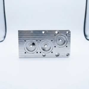 Bloques de Acero Fresados por CNC Personalizados, Orificios Roscados, Piezas Mecanizadas de Precisión, Fabricante OEM, Proveedor Vietnam - Product Image 1