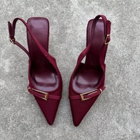 Chaussures élégantes pour femmes avec talons fins, bout pointu et une belle boucle. Sandales à la mode