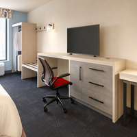 Ensemble FF&E d'hôtel sur mesure en bois moderne et durable pour séjours prolongés, avec base de lit ottoman rembourrée et bureau mobile à roulettes