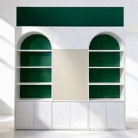 Meuble de présentation cosmétique blanc et vert de style botanique avec dessus arqué et panneau publicitaire central