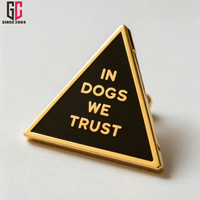 Broche en émail triangulaire personnalisée en usine avec la citation « We Trust Dogs », pour les amoureux des chiens, badge décoratif en métal pour les fans d'animaux, cadeau