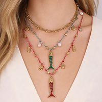 Ensemble de colliers superposés pour femmes avec pendentif en forme de poisson animalier en quartz et acier inoxydable, perles dorées et perles en émail rouge et vert tendance