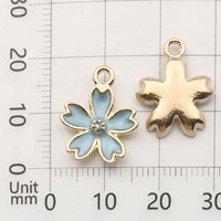 Breloque en émail Fleur de cerisier 13x17mm, ton doré, alliage de zinc, centre en strass à cinq pétales, pour la création de bijoux de printemps