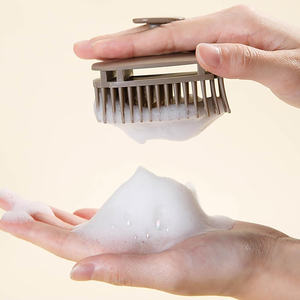 Exfoliant imperméable du cuir chevelu pour les pellicules Outils de massage du cuir chevelu Peigne de <span class=keywords><strong>balayage</strong></span> dans la douche <span class=keywords><strong>Cheveux</strong></span> Soins du cuir chevelu Shampooing Brosse - Product Image 2