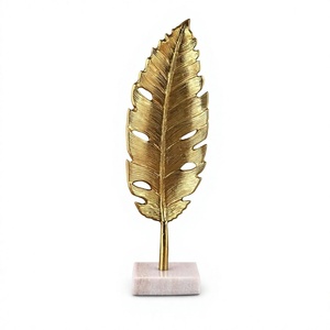 Sculpture de feuille de Monstera plaquée or, design de feuillage moderne, forme irrégulière, décoration de table, ornement de salon - Product Image 1