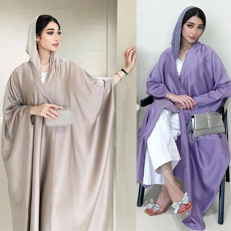 Abaya elegante para mulheres muçulmanas com desenho simples e modesta hijab de cor roxa combinando