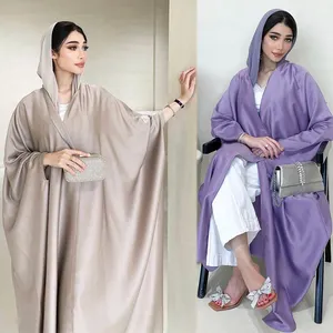 נשים מוסלמיות אבאיה אלגנטית עם צבע סגול תואם חיג'אב עיצוב פשוט ואופנת אבאיה צנועה