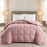 Couette matelassée alternative au duvet rose poudré avec garniture en satin et fibres creuses pour la maison et l'hôtel