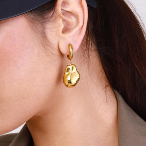 Y2K Mixte Métal Deux Tons Argent et Or Tone Nugget Hoop Boucle D'oreille Chunky Exagéré Moderniste Clicker Pebble Dangle Boucles D'oreilles - Product Image 2