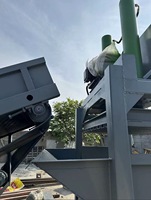 Presse à balles hydraulique verticale industrielle avec convoyeur pour les applications de recyclage du papier, du carton, du plastique et des déchets.