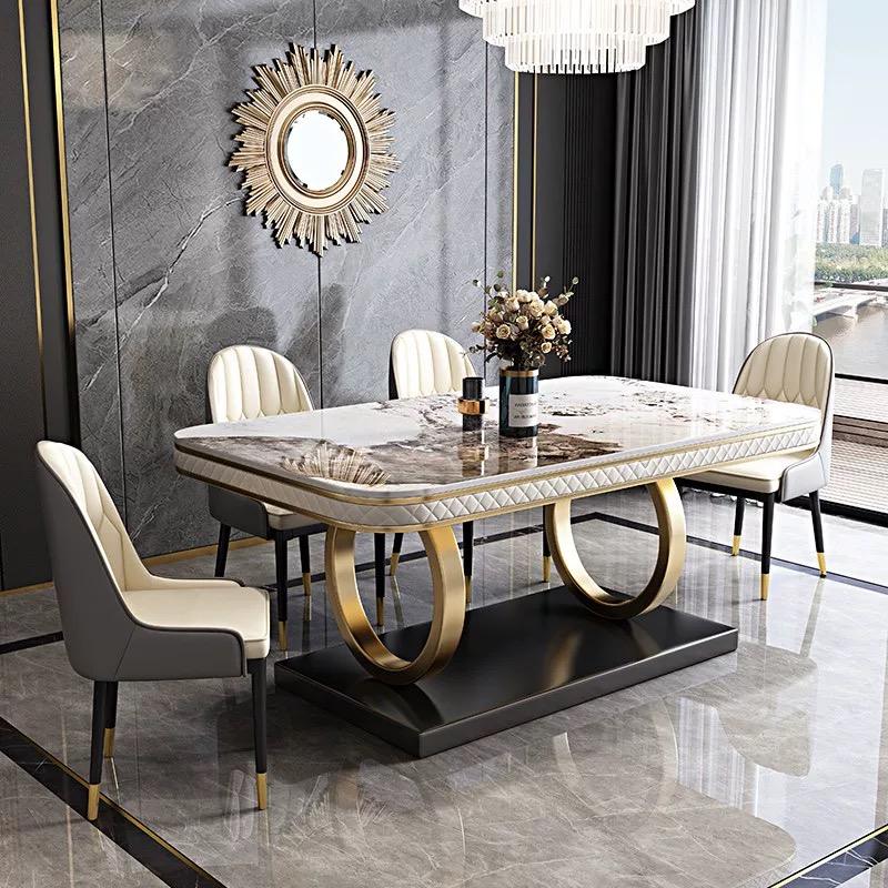 Une table avec quatre chaises