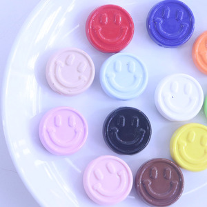 Cuentas Acrílicas Redondas Planas de 20 mm con Caras Sonrientes en Colores Surtidos para Bisutería y Llaveros - Product Image 3