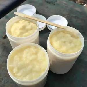 Bir şişede paketlenmiş sıvı formda arı sütü - Product Image 5